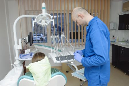 Medic specialist chirurg dentar